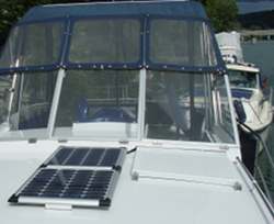 Ein Solarpanel, installiert auf dem Deck eines Bootes